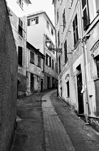 对意大利热那亚诺瓦Nervi镇旧街道的展望图片