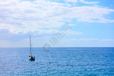 夏日的海上游艇海景图片