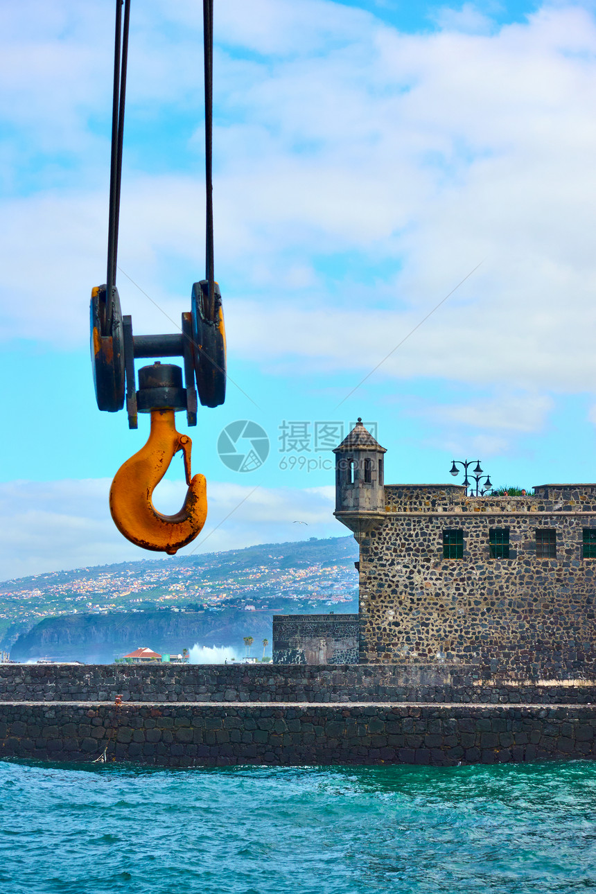 加那利群岛特内里费PuertodeCruz镇港口起重钩和圣巴拉堡图片