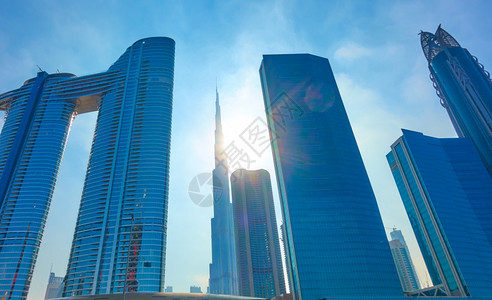 阿联酋阳光照耀下的迪拜现代摩天大楼图片