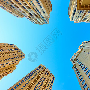 现代公寓大楼对清蓝天空的瞄准镜头图片
