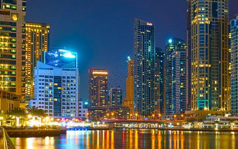 阿拉伯联合酋长国迪拜Marina夜间现代住宅塔图片