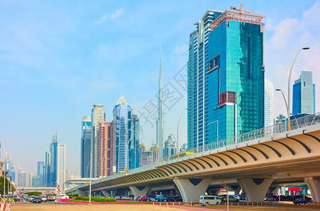 SheikhZayed路与迪拜现代摩天大楼的视角图片