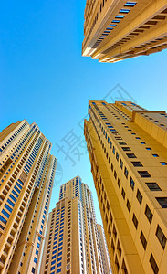 现代住宅对蓝色天空的展望图片