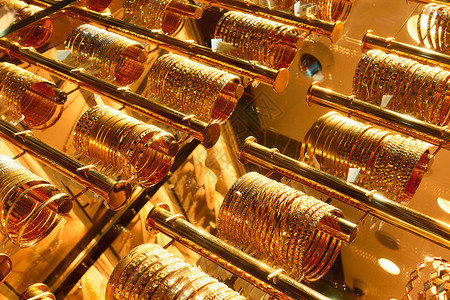 在迪拜黄金苏克市场一家珠宝店的金手镯背景图片