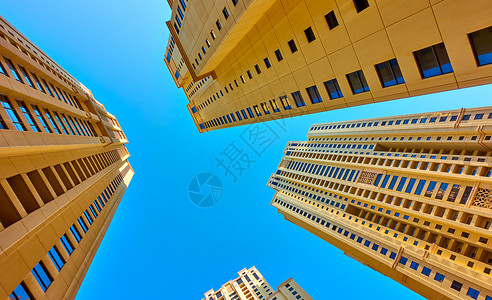 住处现代多层公寓楼对蓝色天空的视角背景