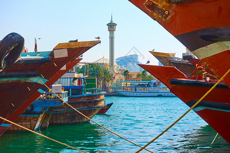 阿拉伯联合酋长国迪拜河岸另一侧加兰德清真寺Deira的阿拉伯帆船和月光寺的阿拉伯帆船头目阿联酋背景