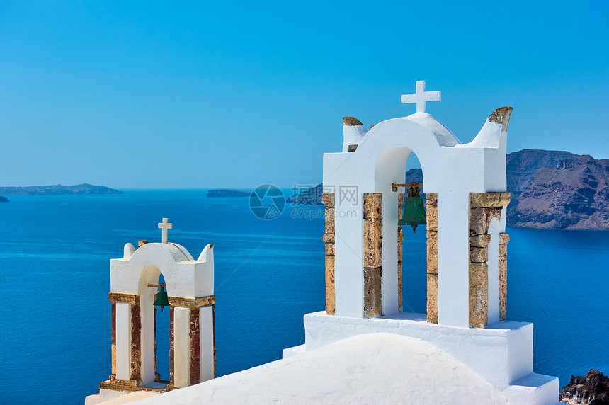 希腊圣托里尼岛海面上希腊东正教堂的钟楼图片