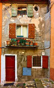 门施利赫意大利EmiliaRomagna的SantarcangelodiRomagna镇旧破房屋背景