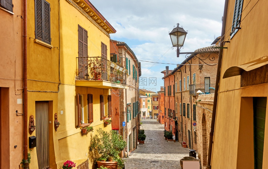 意大利艾米亚罗马尼里省Rinini市SantarcangelodiRomagna镇阳光明媚的一天图片