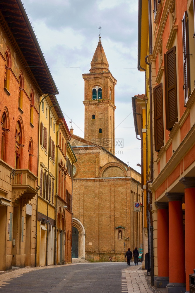 意大利EmiliaRomagna的Cesena老镇Cesena与教堂的中世纪街意大利城市风景图片