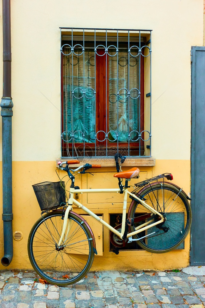 自行车停在意大利里米尼的墙附近图片
