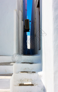 希腊Mykonos岛白洗房屋之间的狭窄小巷图片
