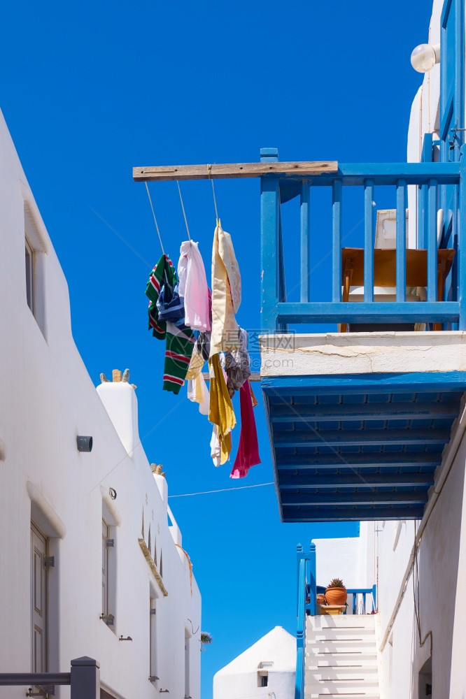 希腊Mykonos镇房屋阳台上晾晒的衣服图片