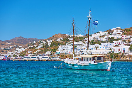 希腊米科诺斯镇附近的旅游船图片