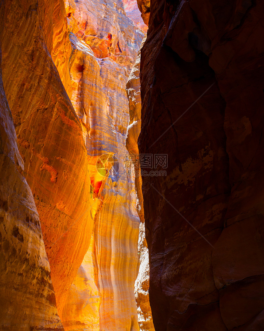 在约旦佩特拉带红沙石岩的峡谷可能用作背景图片