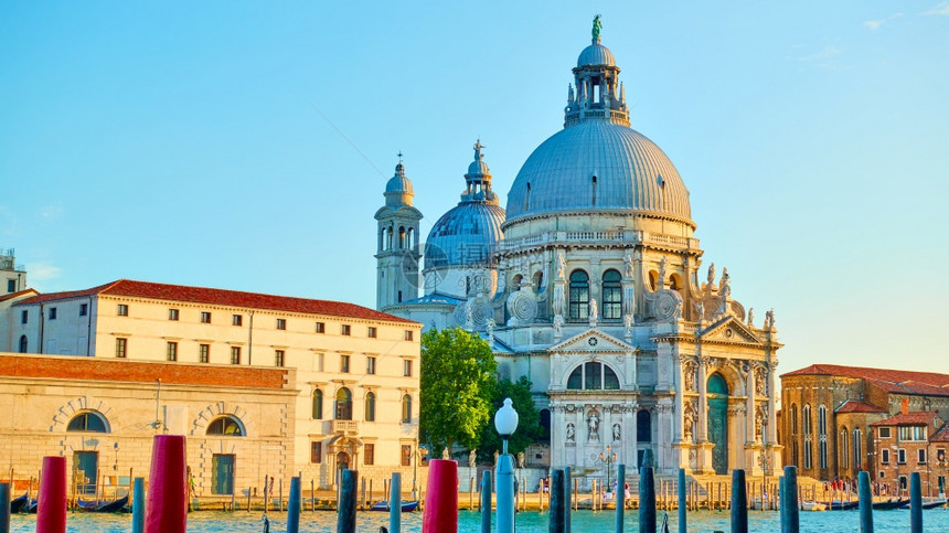 意大利威尼斯运河上的圣玛丽亚德拉萨鲁特教堂图片