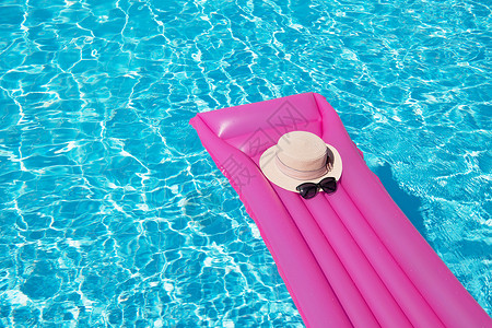 海滩暑假背景充气垫和游泳池帽背景