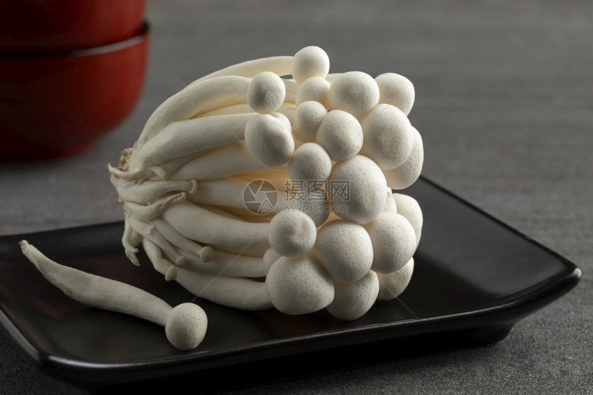 一群新鲜的白芝麻蘑菇紧图片
