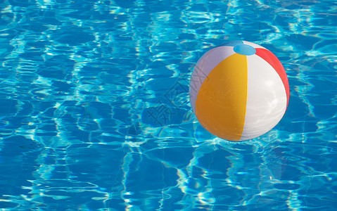 在游泳池中漂浮的多彩充气球图片