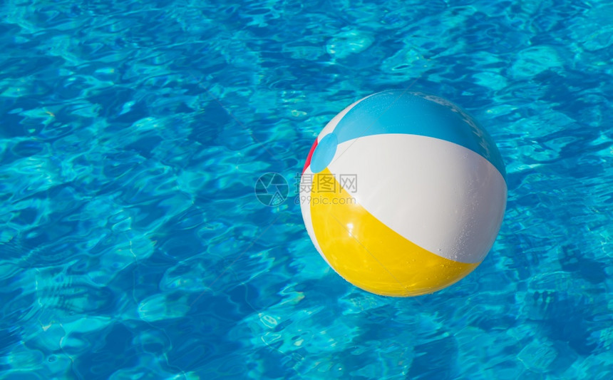 在游泳池中漂浮的多彩充气球图片