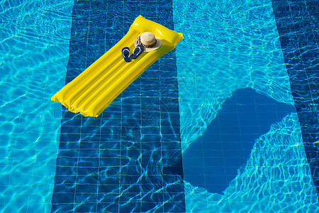 海滩暑假背景充气垫翻滚和游泳池的帽子高清图片