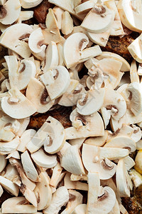 食物关闭烤鸡肉和香肠蘑菇作为背景烹饪和传统图片