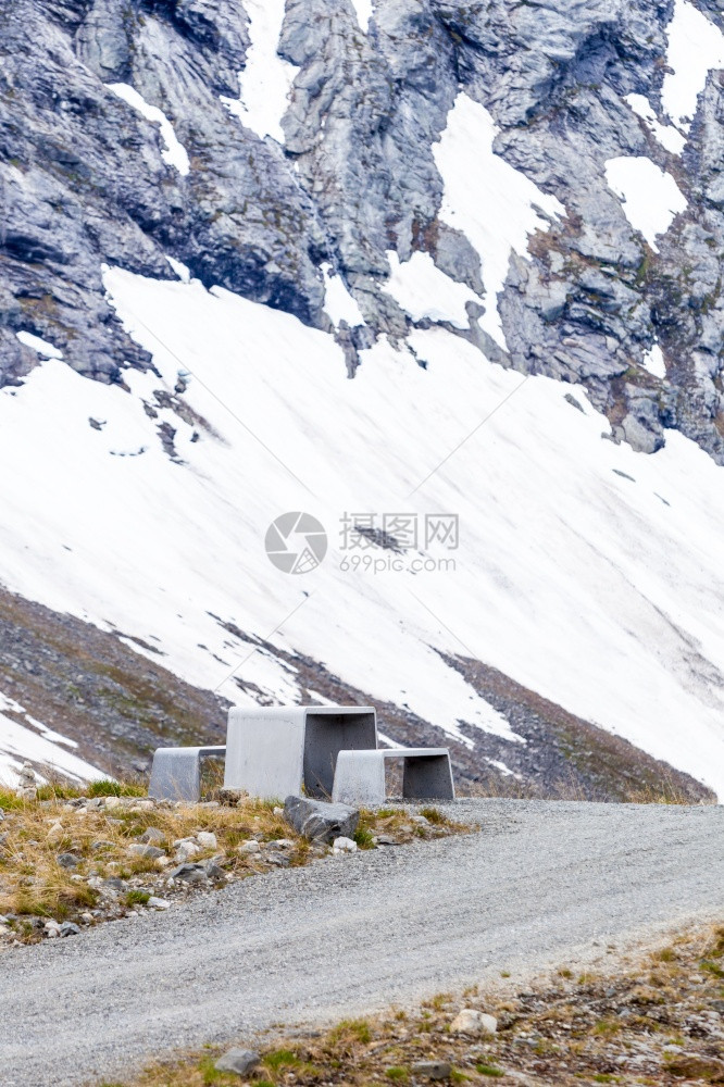 欧洲ScandynavavaviaNorwegian雪山附近路面和查看Norwegian雪山的平面桌和长椅图片