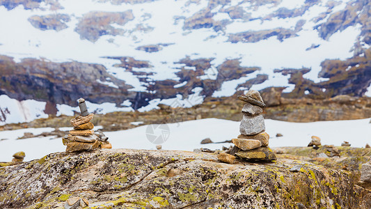 岩石瞭望台卵石白雪皑皑高清图片