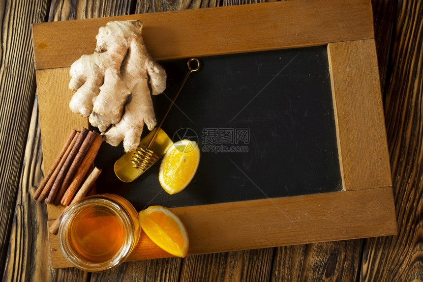 餐桌上的蜂蜜柠檬肉桂茶图片