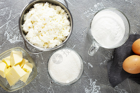烘烤新鲜原料餐桌上的干奶酪糖蛋图片