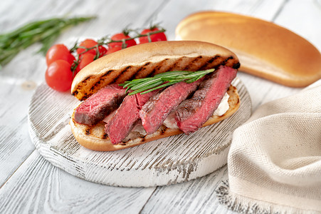 三明治和切片牛肉排在木板上的Ricotta图片