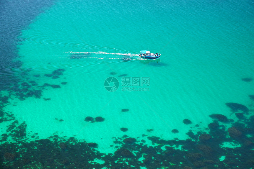 船在透明的海面上自然和旅行构成图片