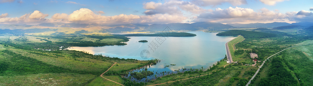 山谷的大湖空中全景自然场背景图片