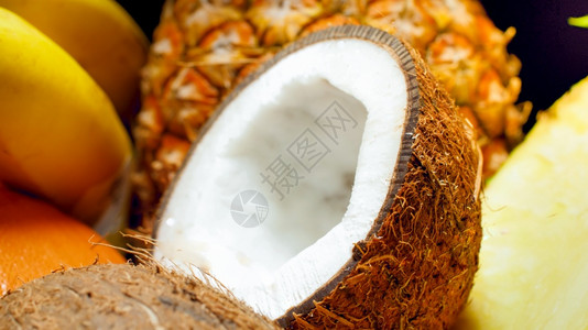 椰子香蕉和菠萝的近照热带外来水果的背景高清图片