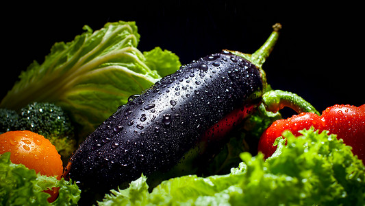 黑背景的新鲜冲洗茄子和菜园蔬的近照健康食品和无转基因生物产品的背景饮食和新鲜蔬菜用素和健康品和无转基因产的背景食用素和背景图片