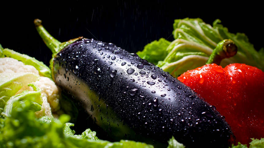 滴落于新鲜茄子生菜和胡椒上的水滴近距离图像健康食品和无染色体产的背景Diet营养和新鲜蔬菜Vegan和素食者背景新鲜茄子生菜和胡图片