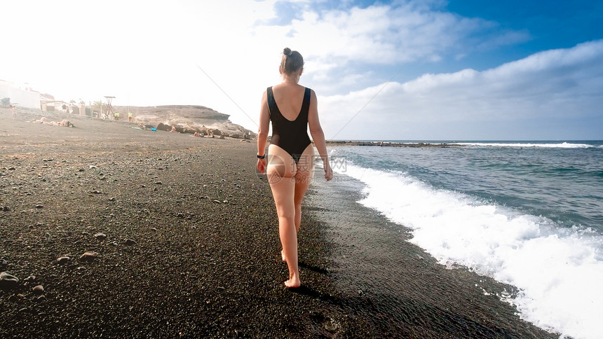 穿泳衣的感美女在海边散步穿泳衣的感美女在海边散步图片