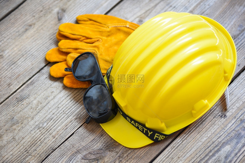 安全设备标准建筑安全工业保护作服具带有黄帽子安全头盔眼镜和木本面手套顶视图片