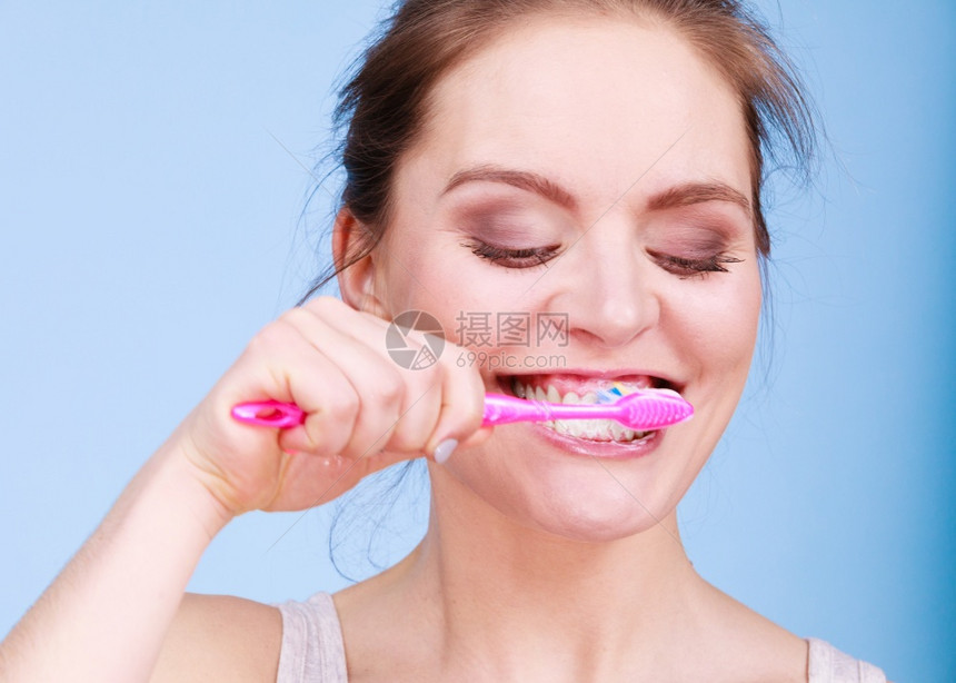 妇女刷牙口腔卫生蓝背景图片