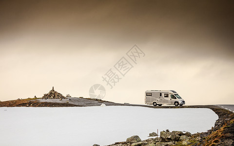 在挪威山地景观旅游的露营房车图片
