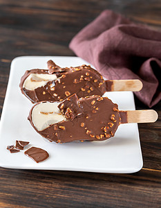 巧克力覆盖在香草冰淇淋棒上图片