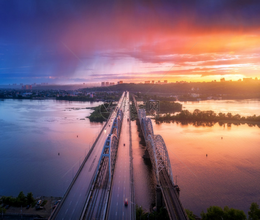 乌克兰桥梁的空中景象图片