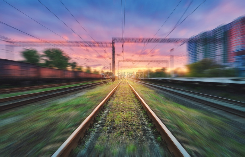 铁路和美丽的天空日落时云雾夏季运动模糊效应工业景观火车站和背景模糊铁路平台速度运动图片