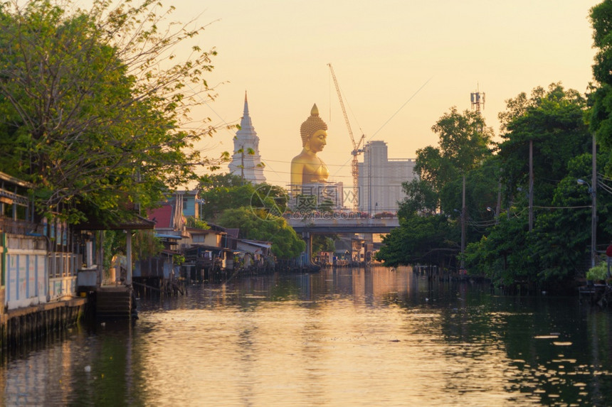 在泰国曼谷城市PharasiChanoen区WatPaknamPhasiChanoenTemple的巨型金佛图片