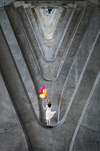 在泰国曼谷市高速公路桥下水泥混凝土梁结构中妇女持有多彩气球的肖像图片