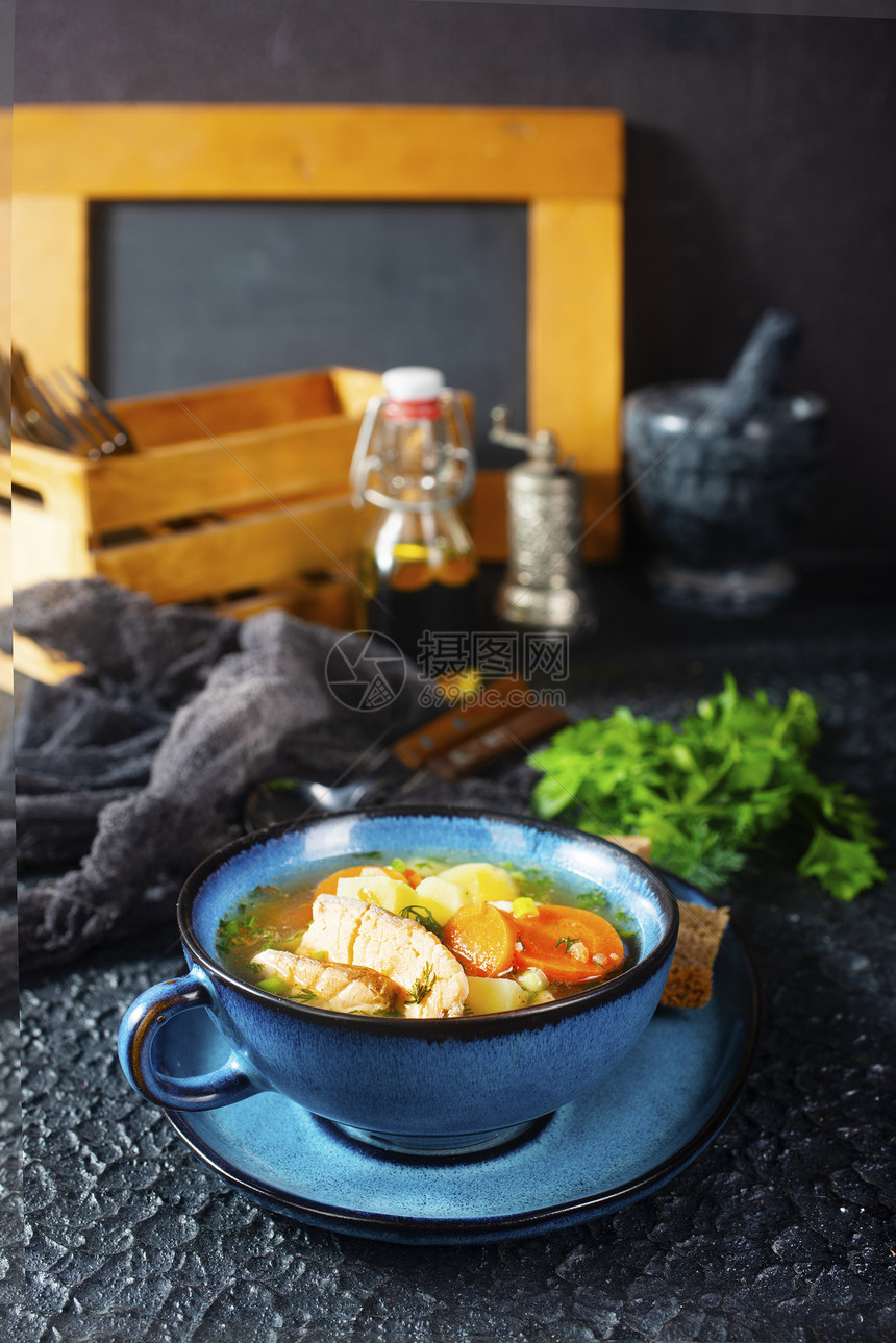 鱼汤三文土豆洋葱胡萝卜菜和图片
