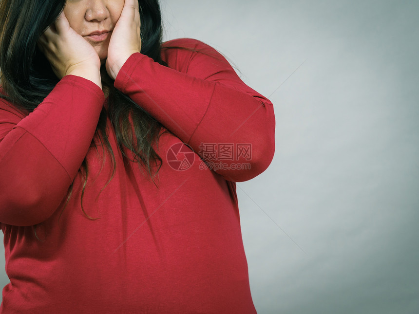 悲伤的胖女人沮丧不满意成年大女人图片