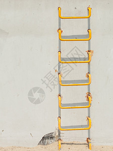 简单对象图片概念最小的黄色梯子拍摄在浅灰度正方墙上的黄色梯子浅灰度正方墙上的黄色梯子拍摄在浅灰度正方墙上的黄色梯子背景图片