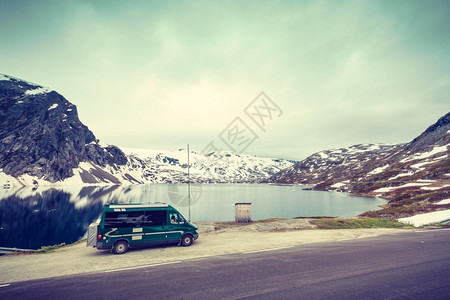 在挪威山地景观区旅游度假露营房车图片